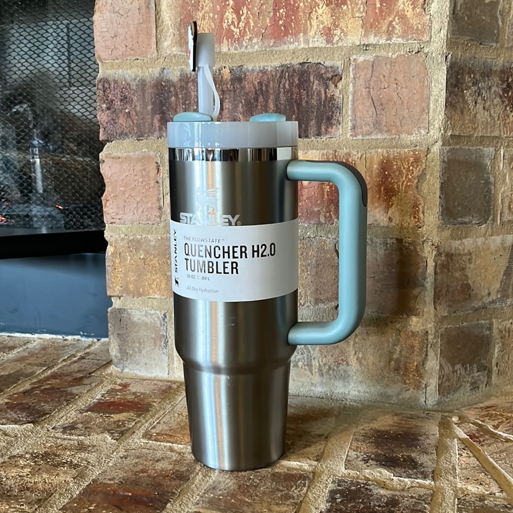 NWT Stanley the Flowstate Quencher H2.0 Tumbler 30 oz in Silver and Sage Green